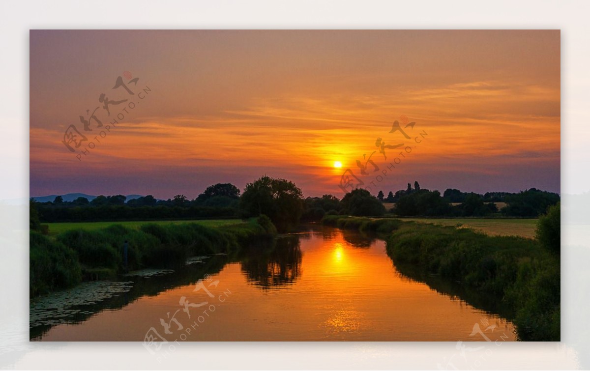 夕阳下的河流美景