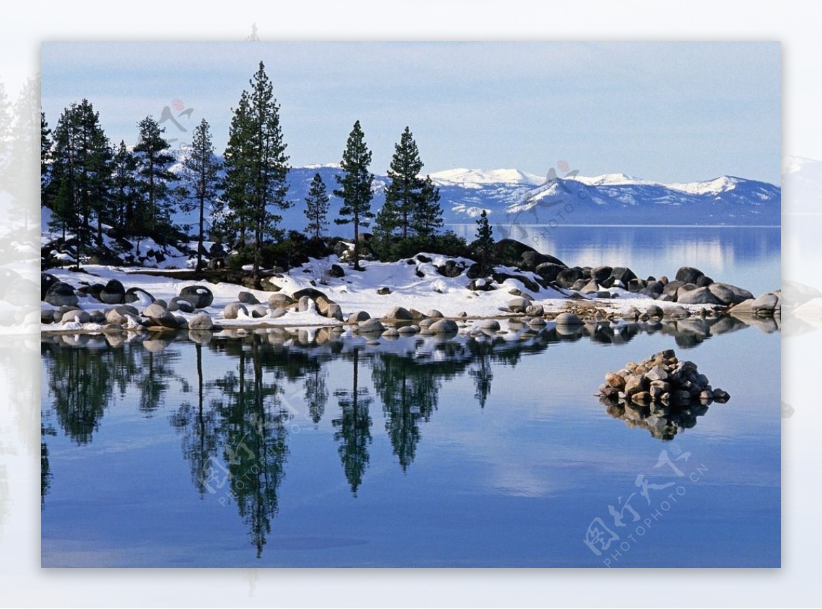 冬日湖泊景色