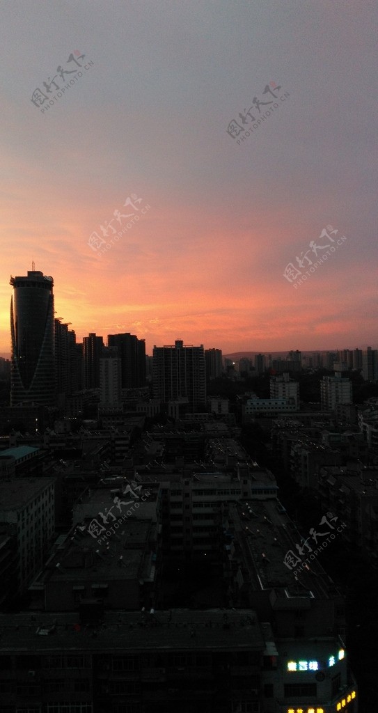 夕阳下的城市风采