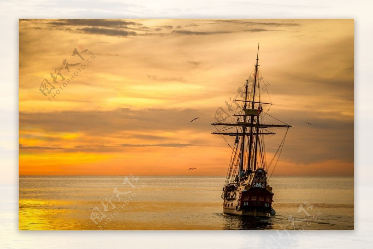 夕阳下海上行驶的帆船