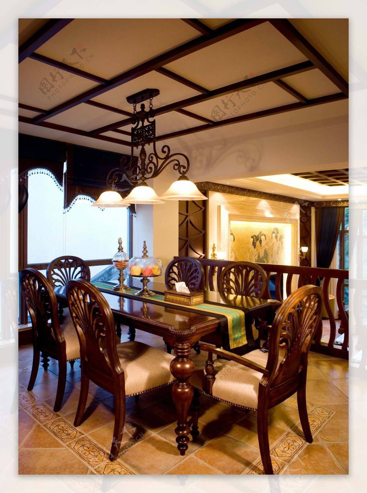 中式奢华实木亮面餐桌客厅室内装修效果图