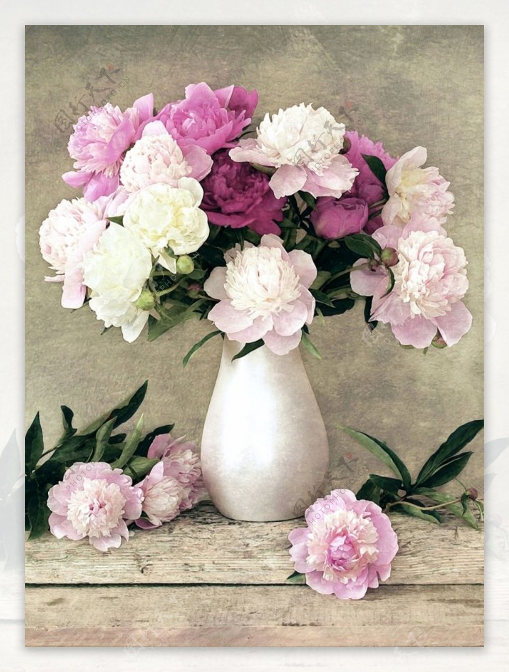 粉嫩的花瓶插花油画