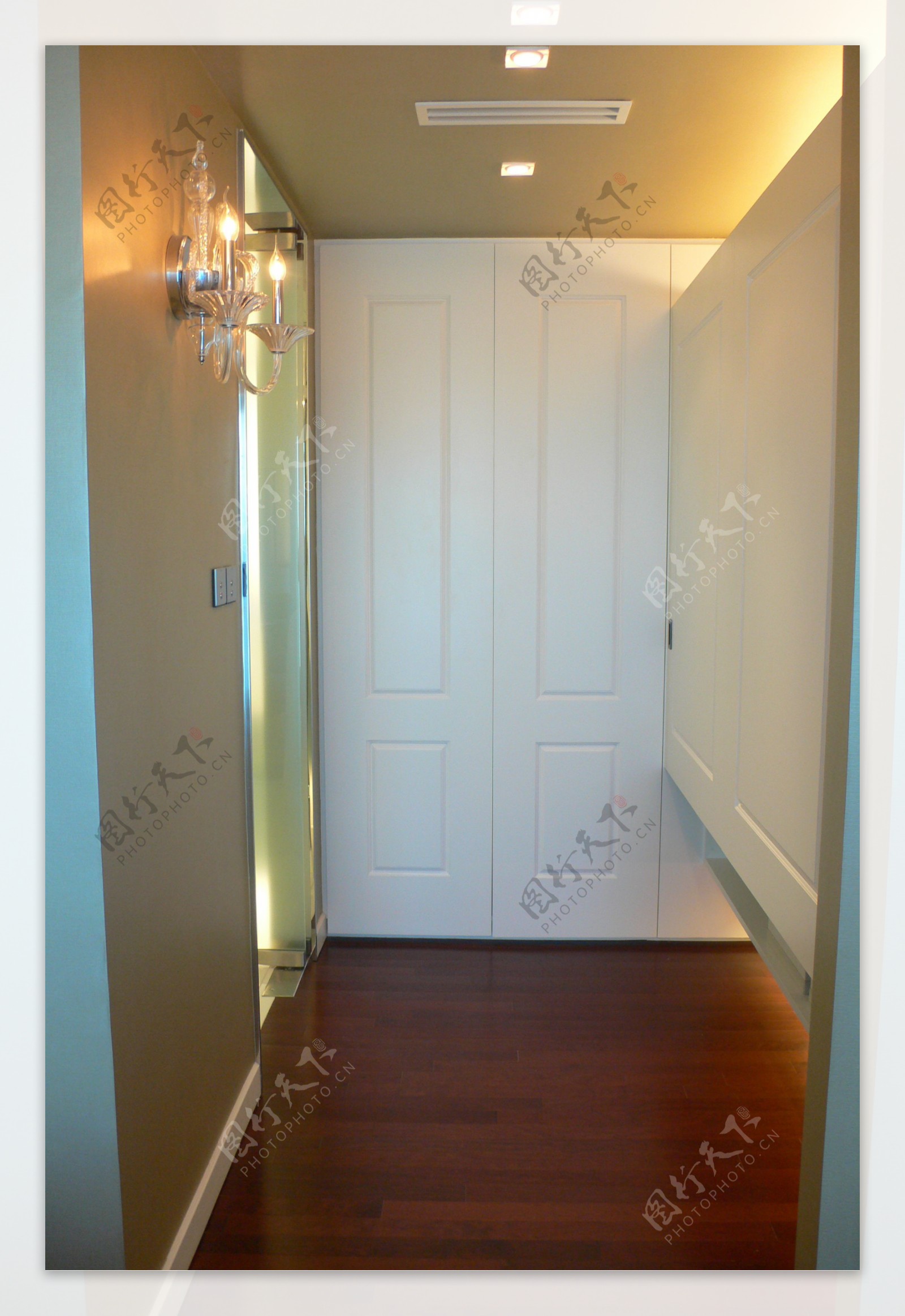欧式室内入户走廊镜子射灯装修效果图