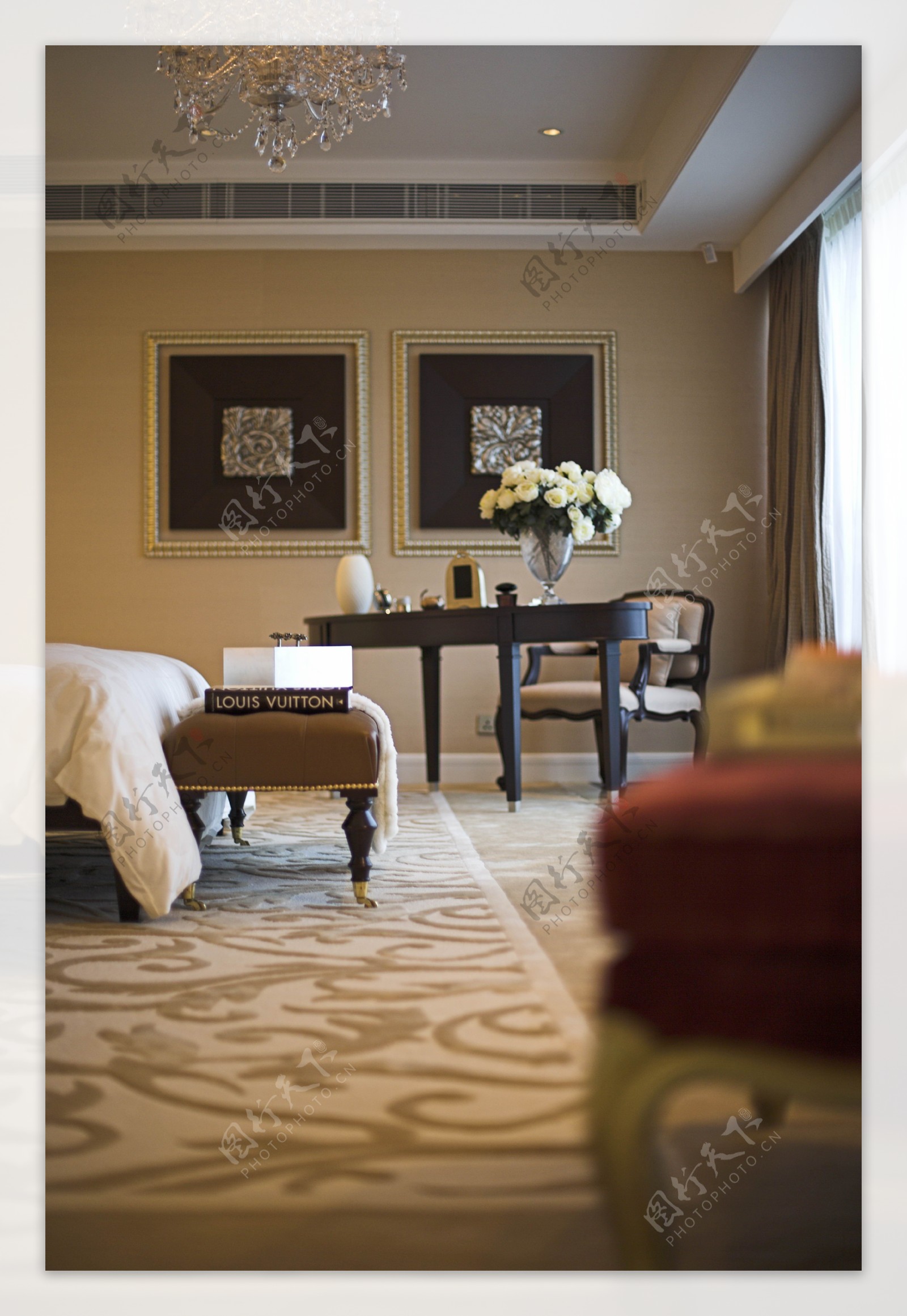 轻奢风格卧室纯色床品室内装修效果图