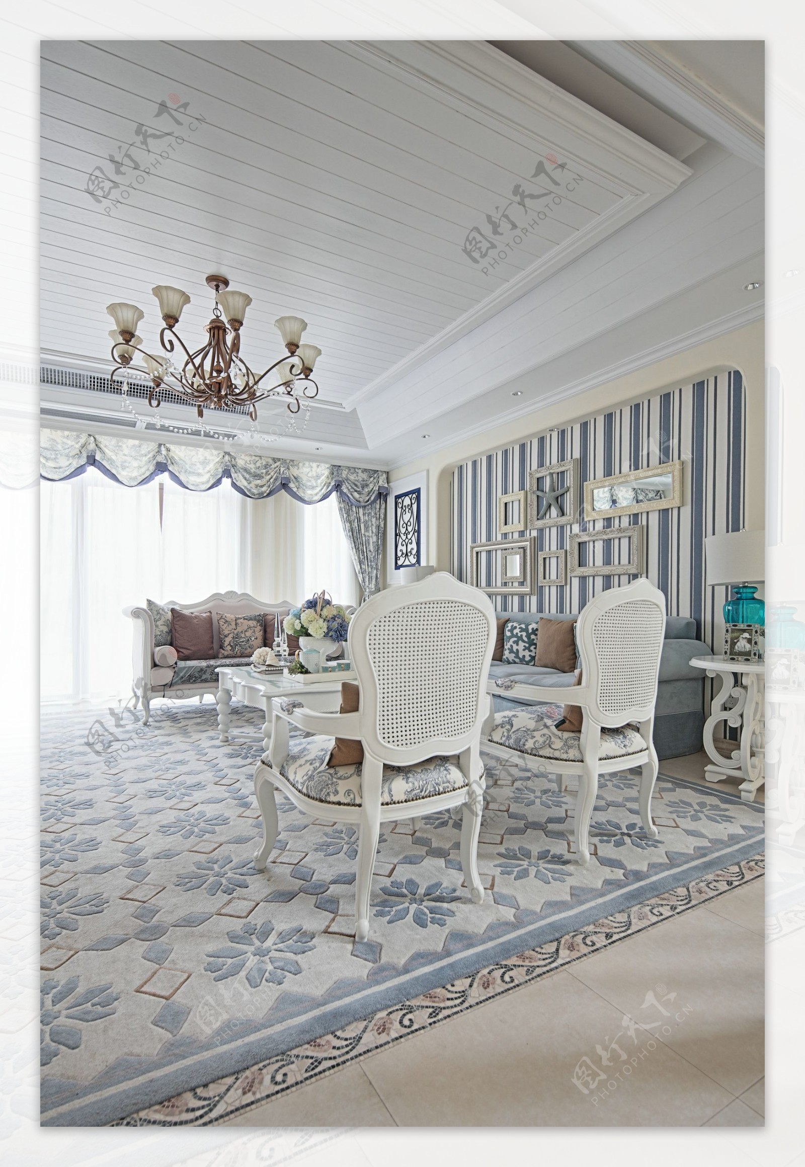 大户型蓝白条纹背景墙客厅室内装修效果图