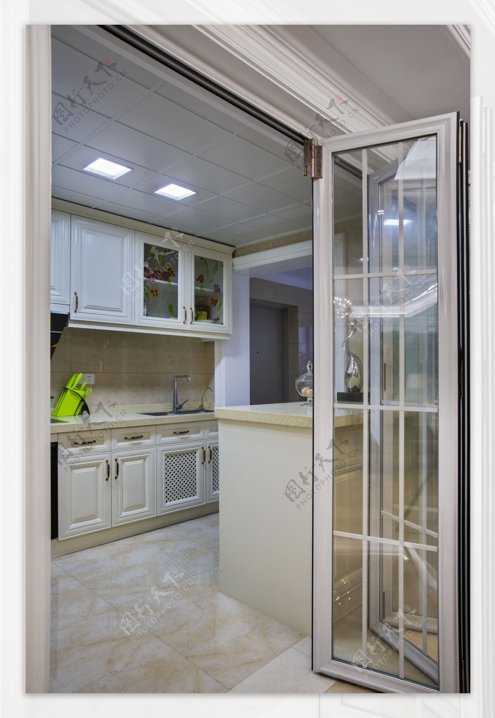 小户型简欧风厨房玻璃隔断装修效果图