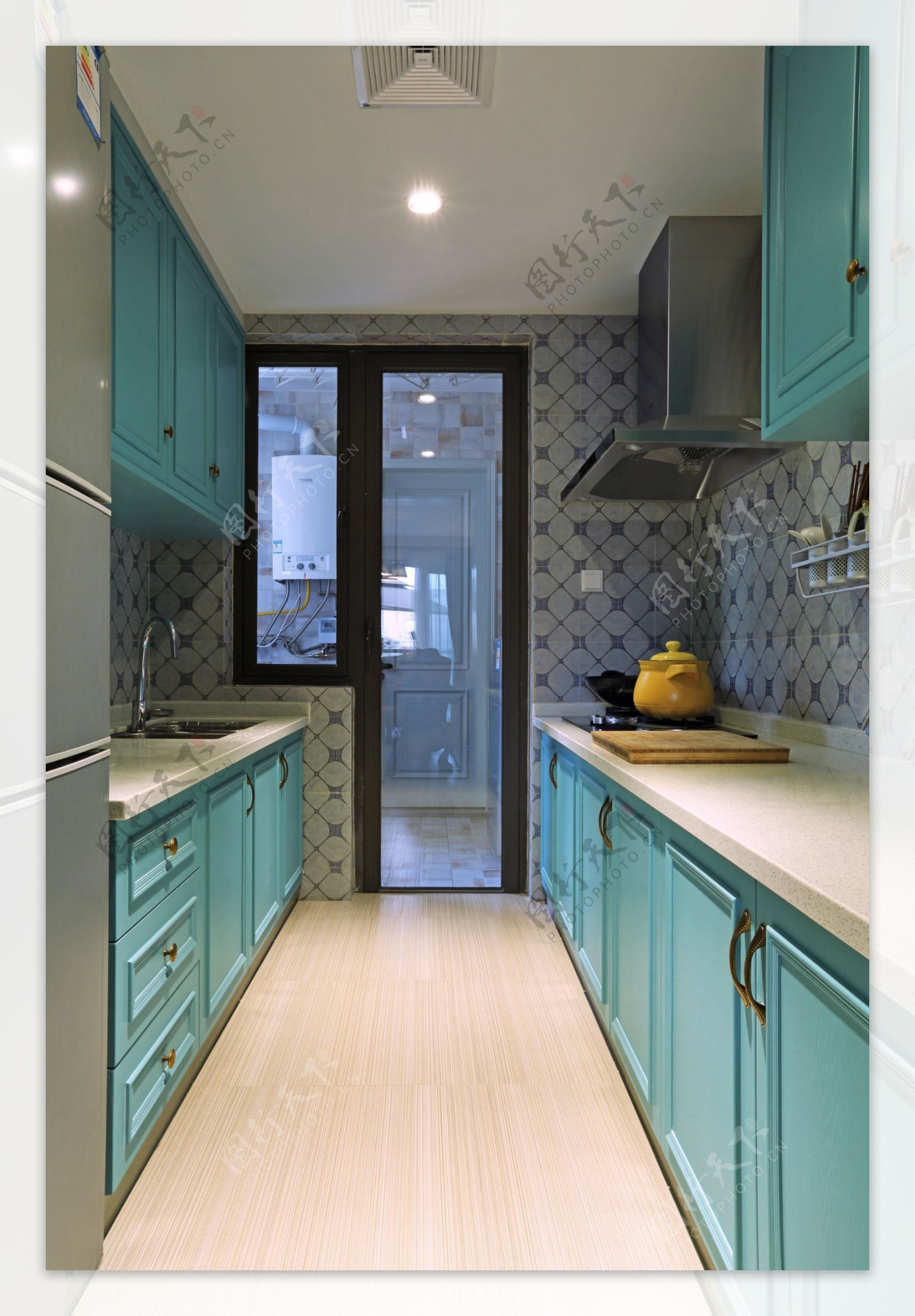 简约风室内设计厨房蓝色调壁柜效果图