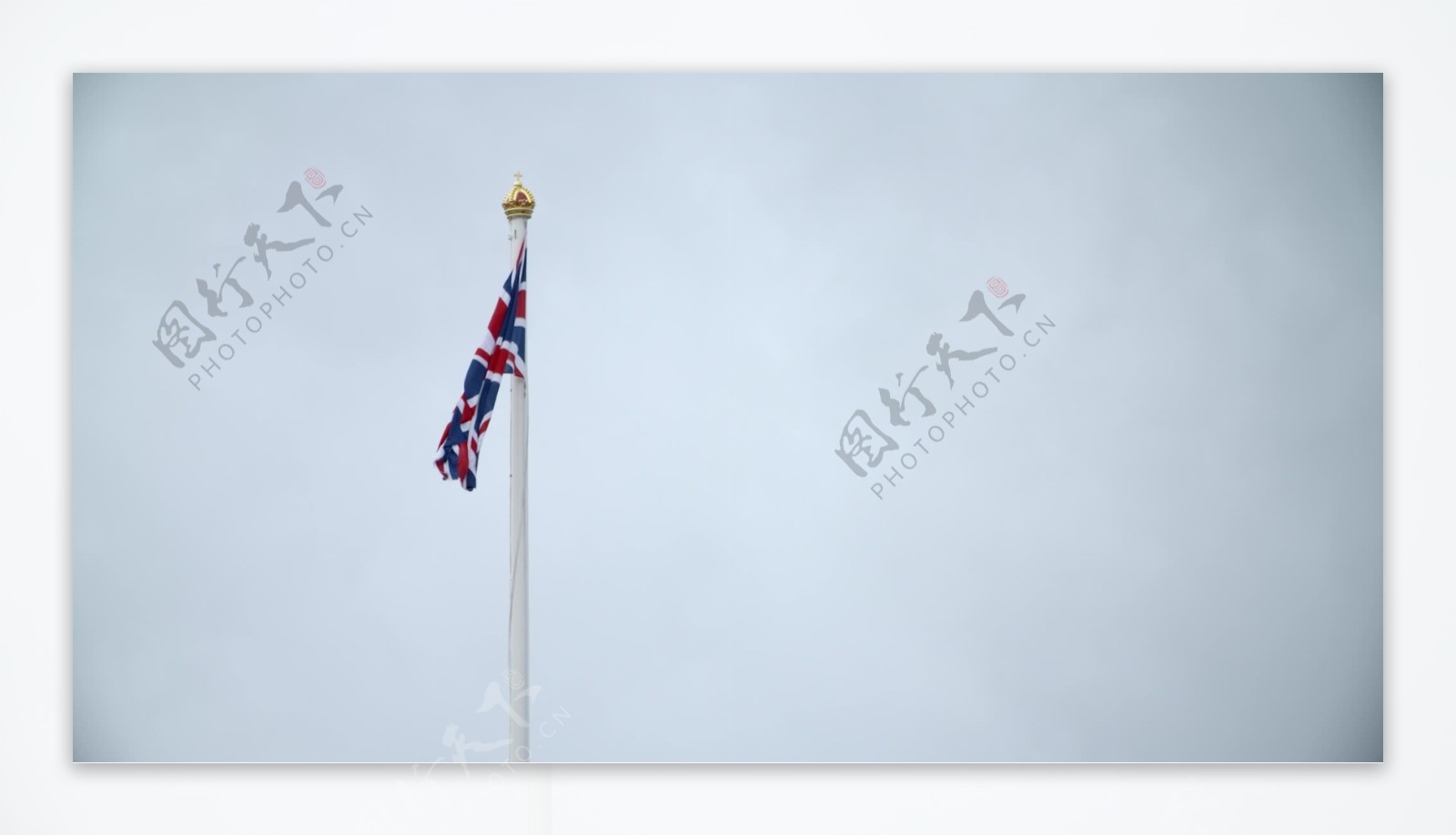 英国国旗飘扬在白金汉宫上