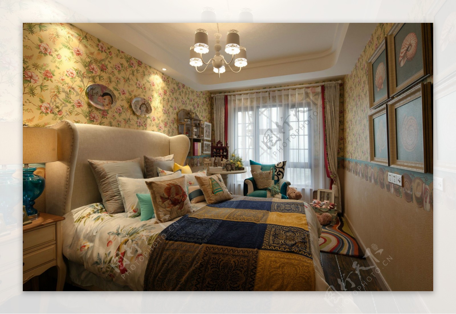 现代时尚轻奢金色花纹背景墙卧室室内装修图