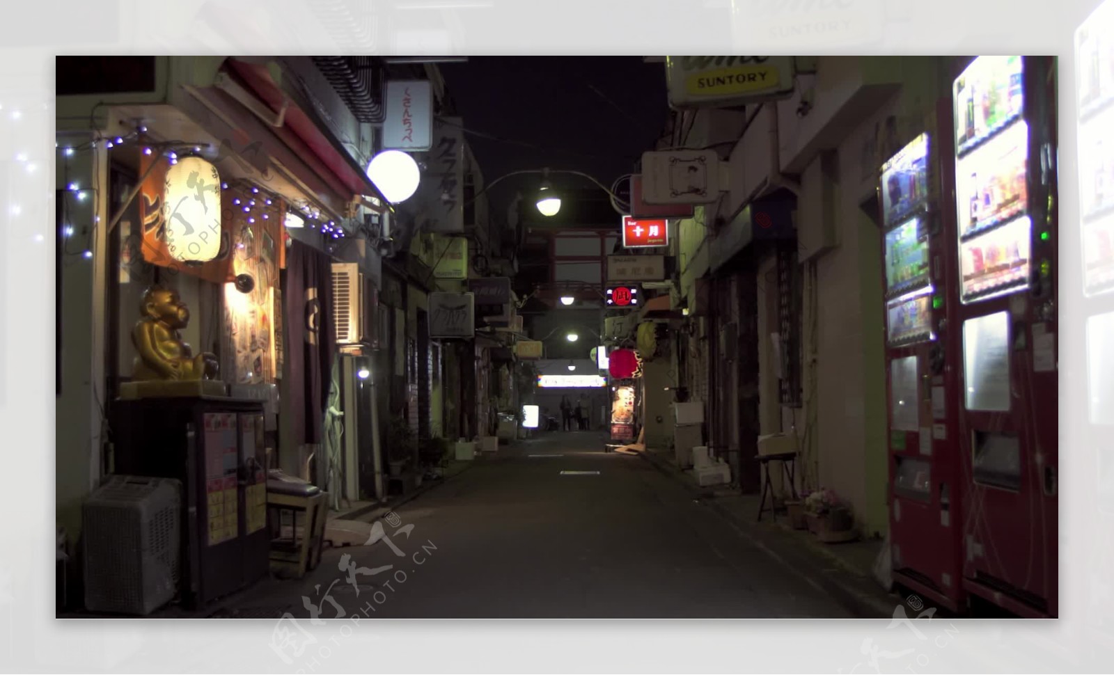 狭窄的日本小巷晚上
