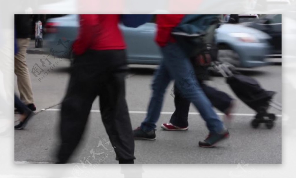 城市街道人物行走实拍视频