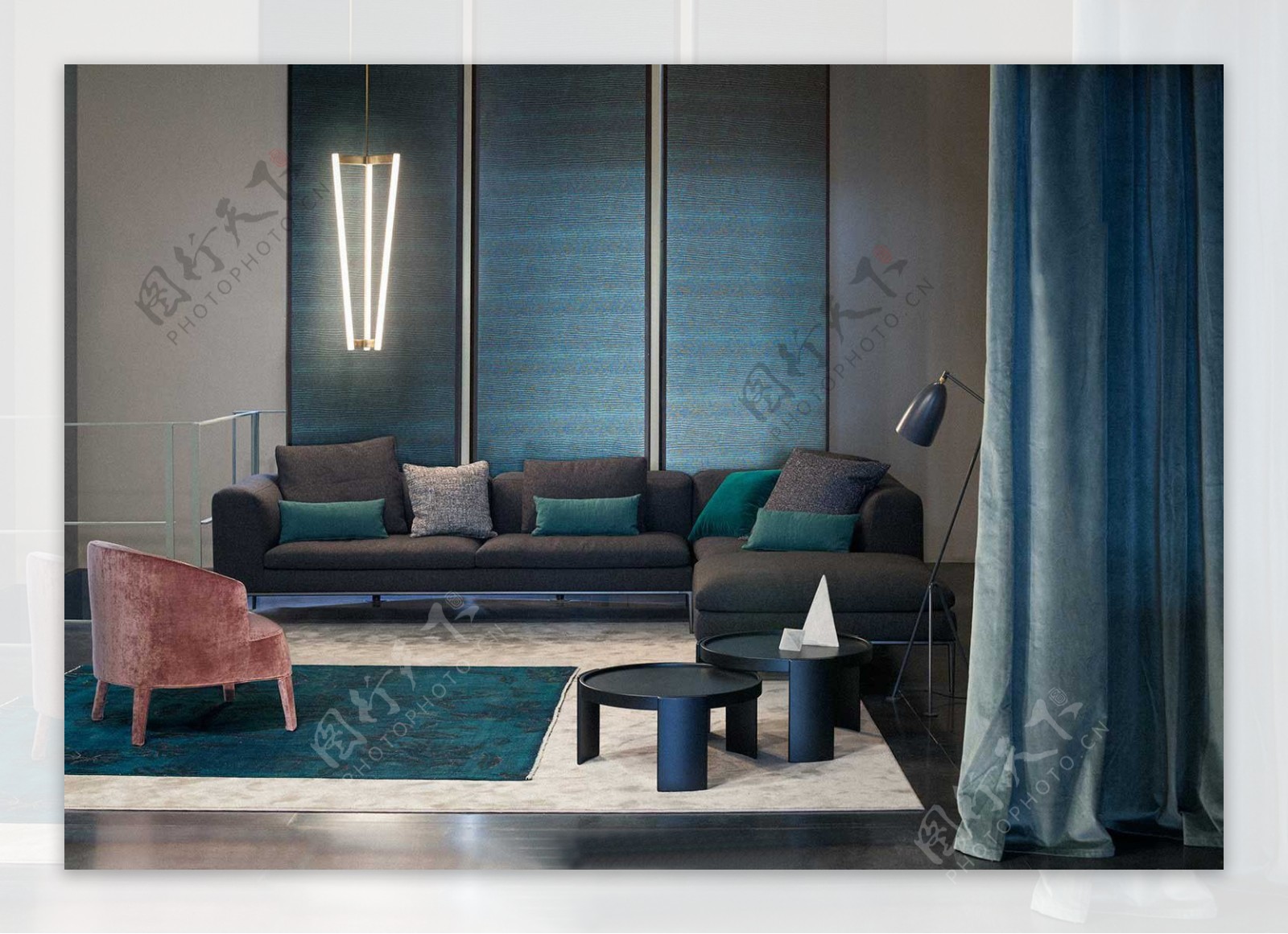 美式时尚客厅深蓝色地毯室内装修效果图