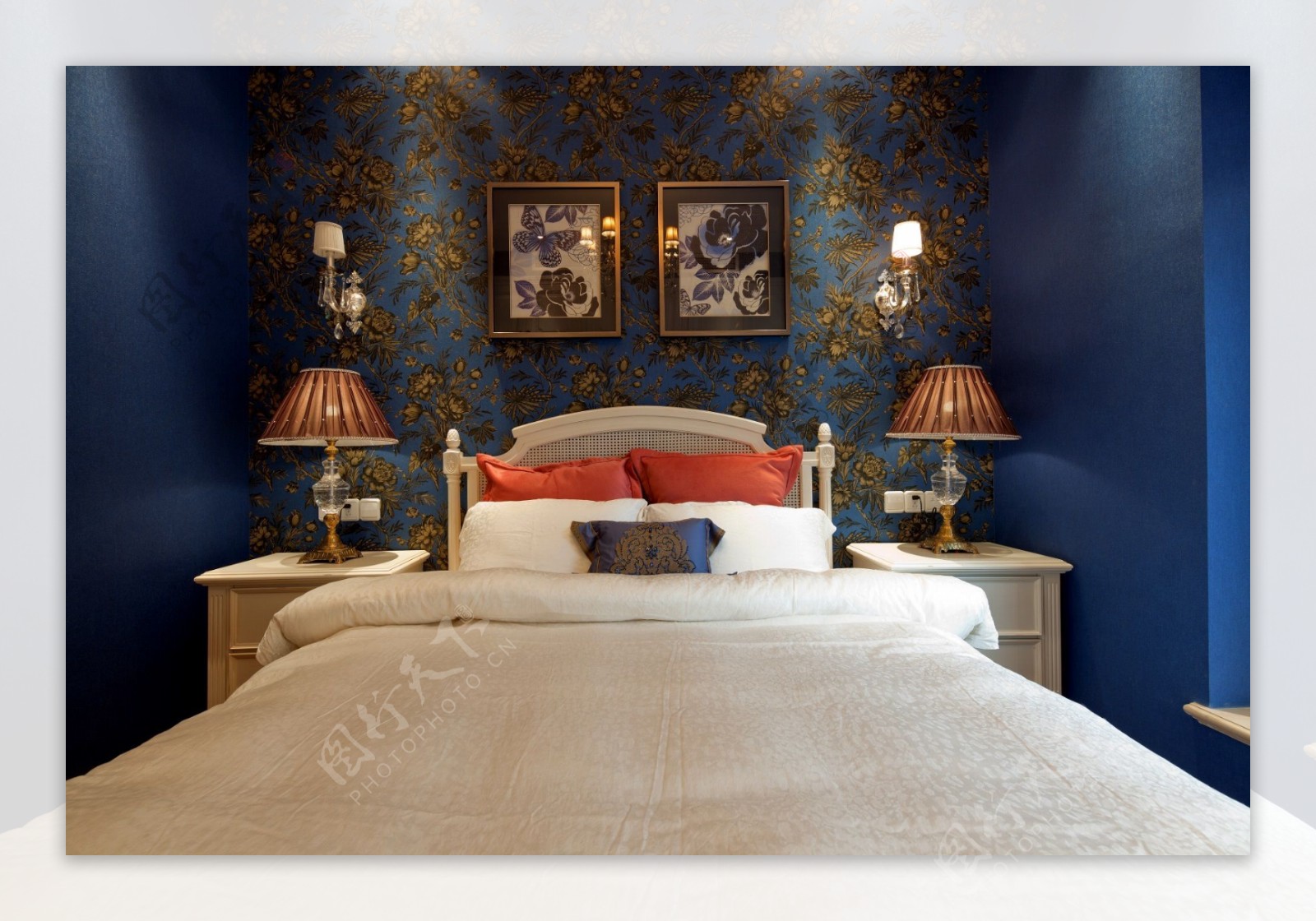 欧式奢华卧室深蓝色背景墙室内装修效果图
