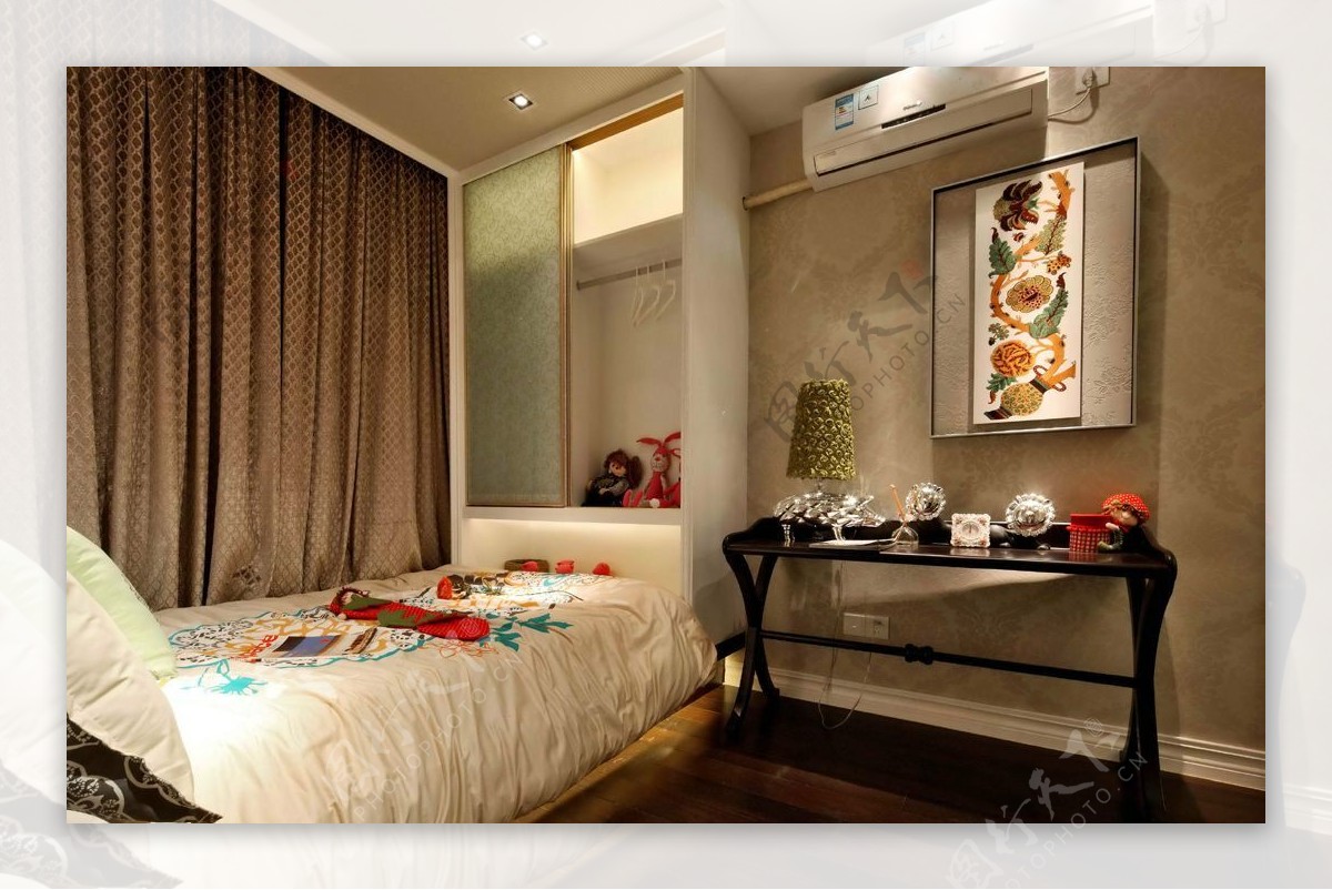 现代时尚卧室白色绣花床品室内装修效果图