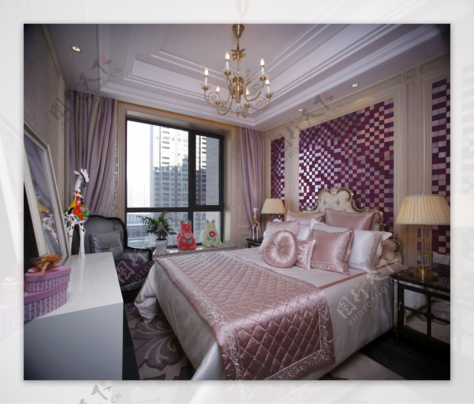 现代浪漫卧室粉紫色背景墙室内装修效果图