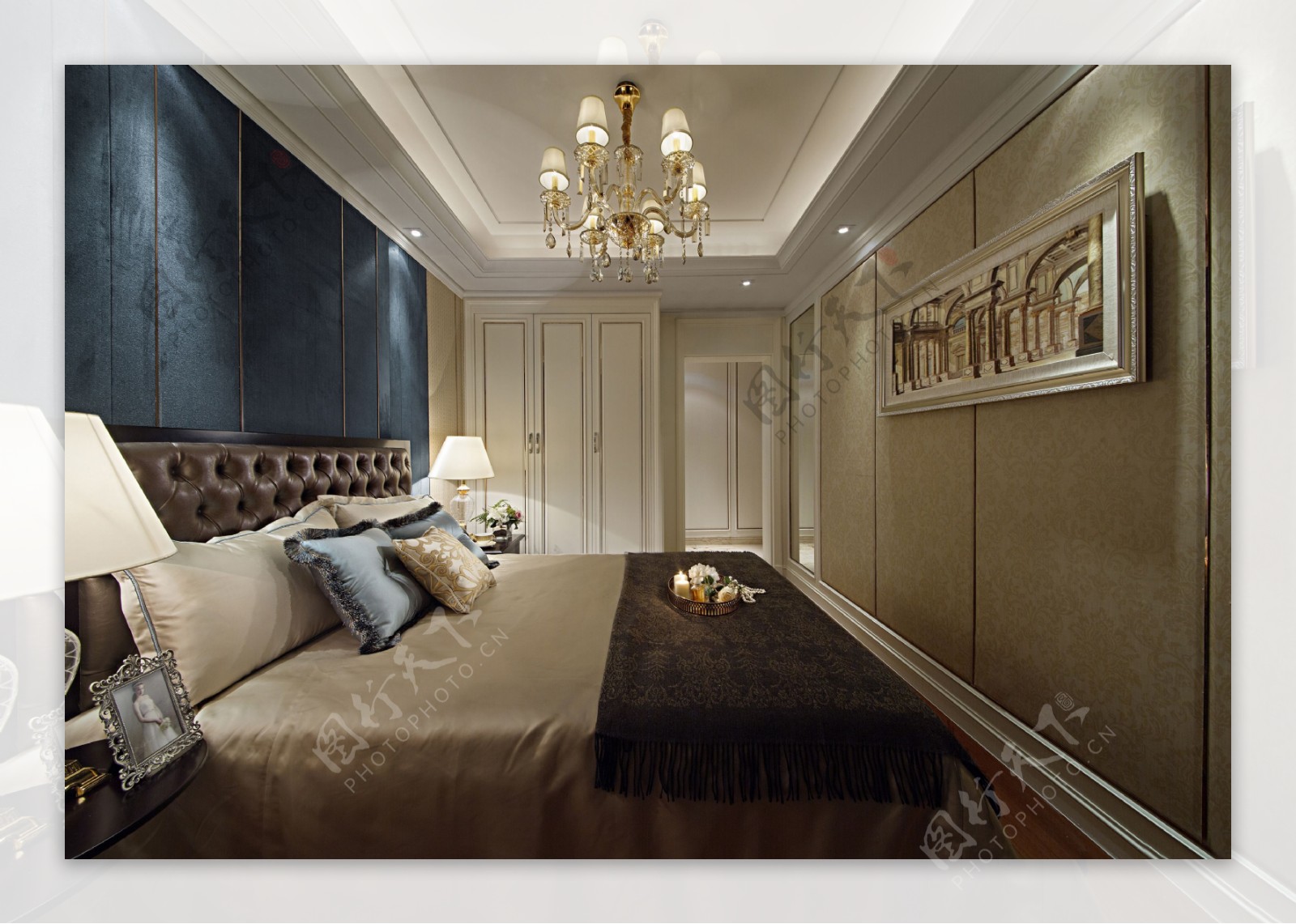 现代时尚卧室深蓝色绒质背景墙室内装修图