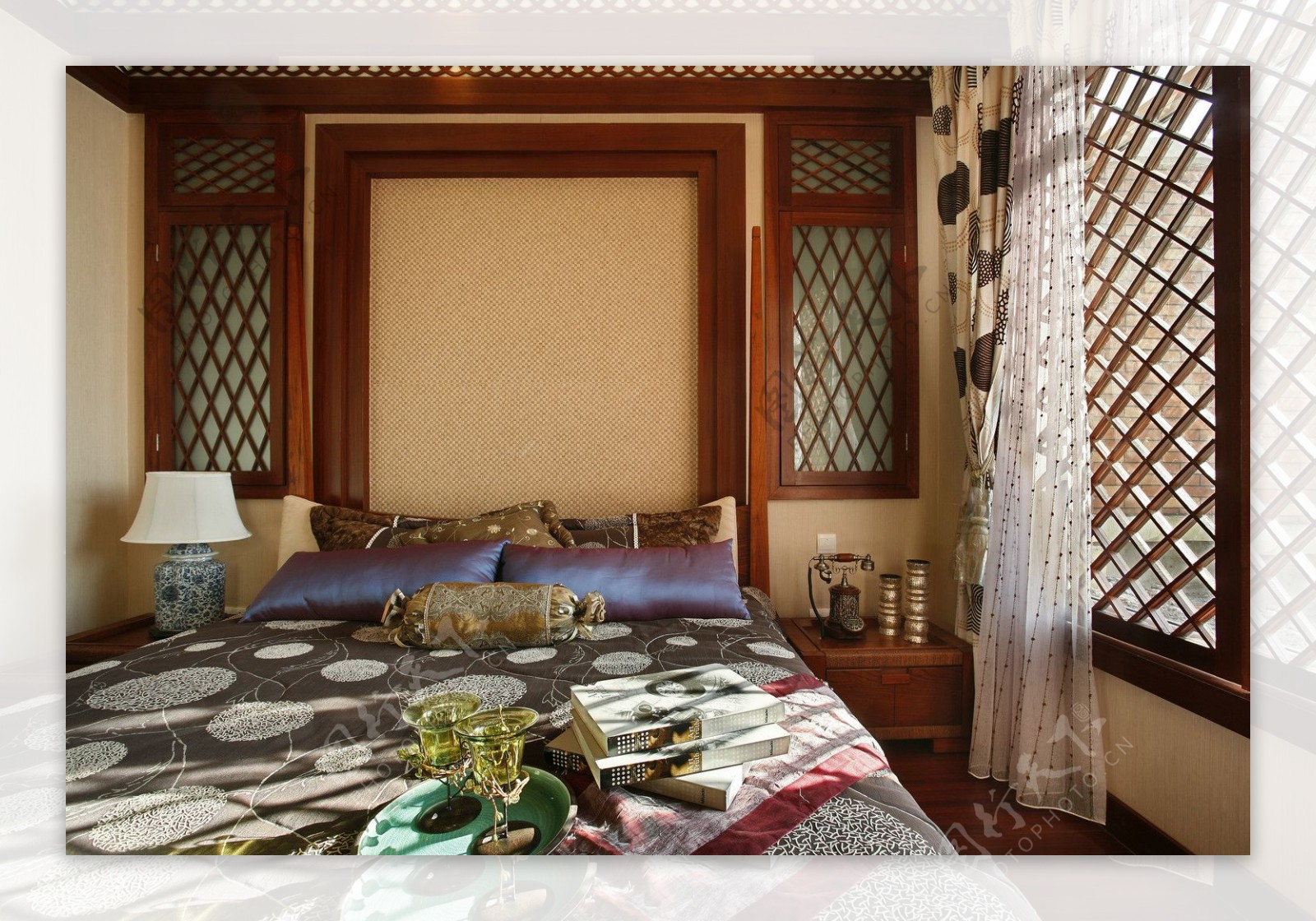 中式风情卧室木制镂空窗户室内装修效果图