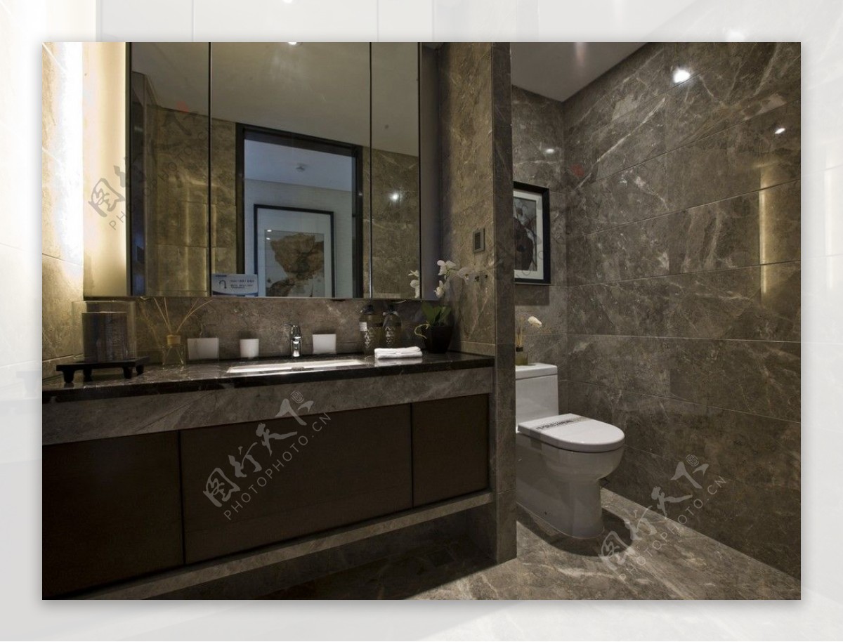 现代简约浴室深色洗手台室内装修效果图