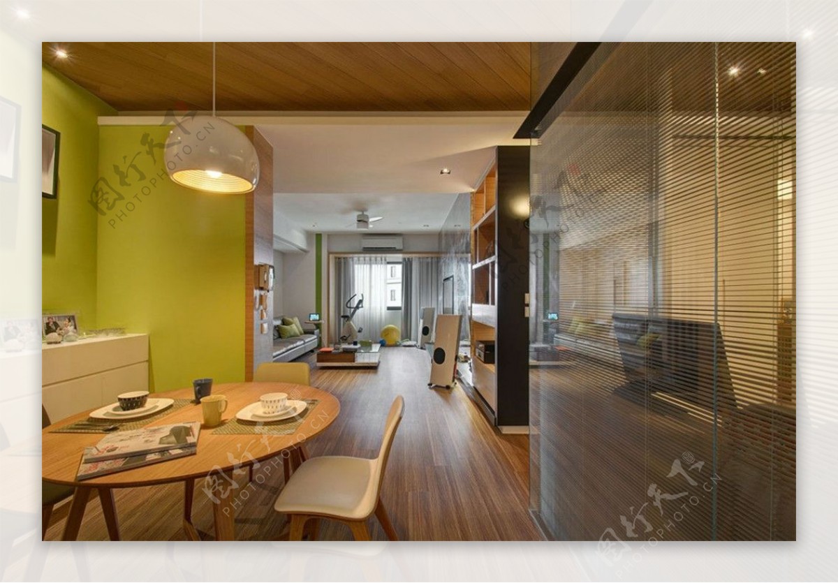 现代清新客厅绿色背景墙室内装修效果图