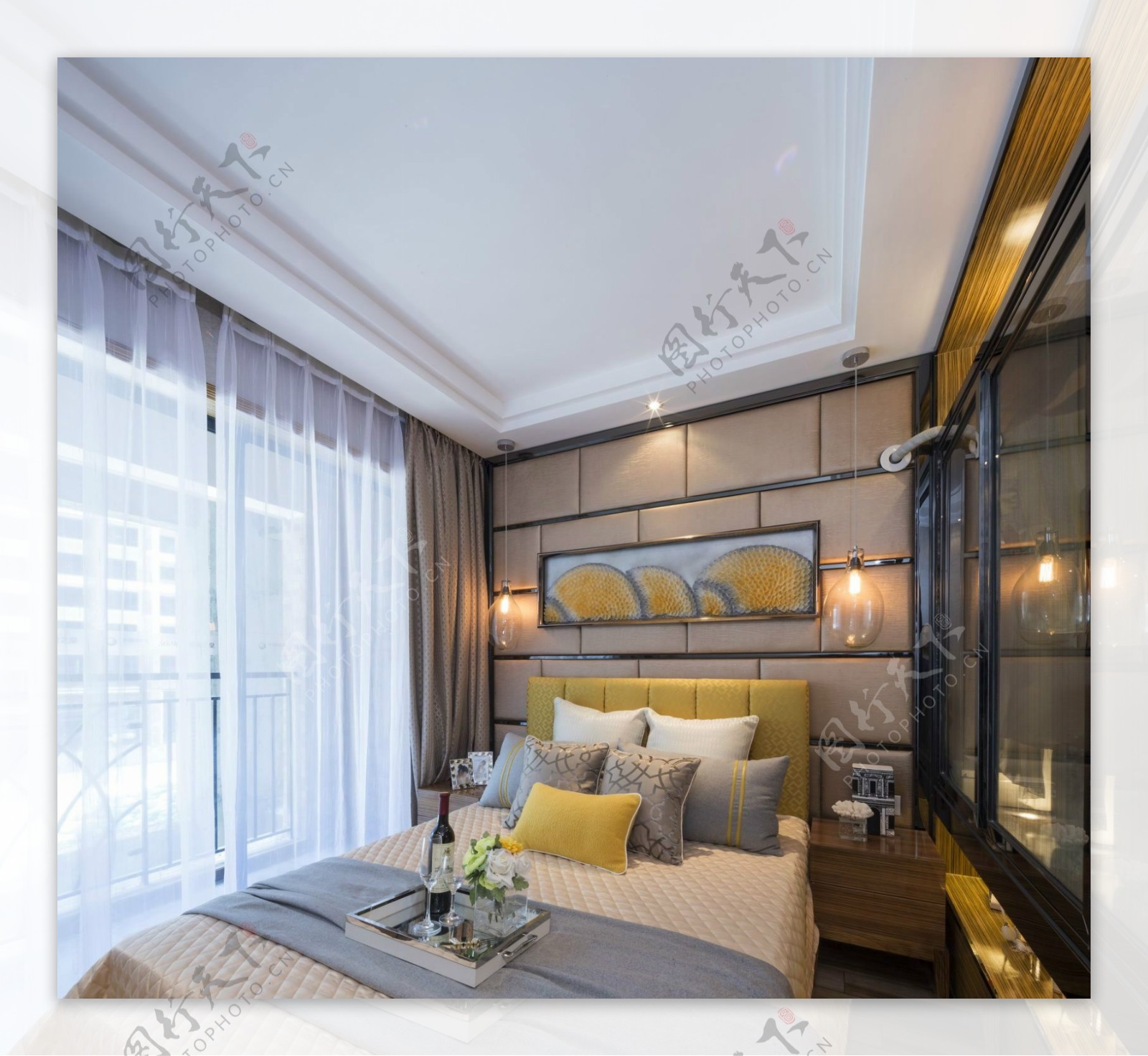 现代时尚卧室暖黄色壁灯室内装修效果图