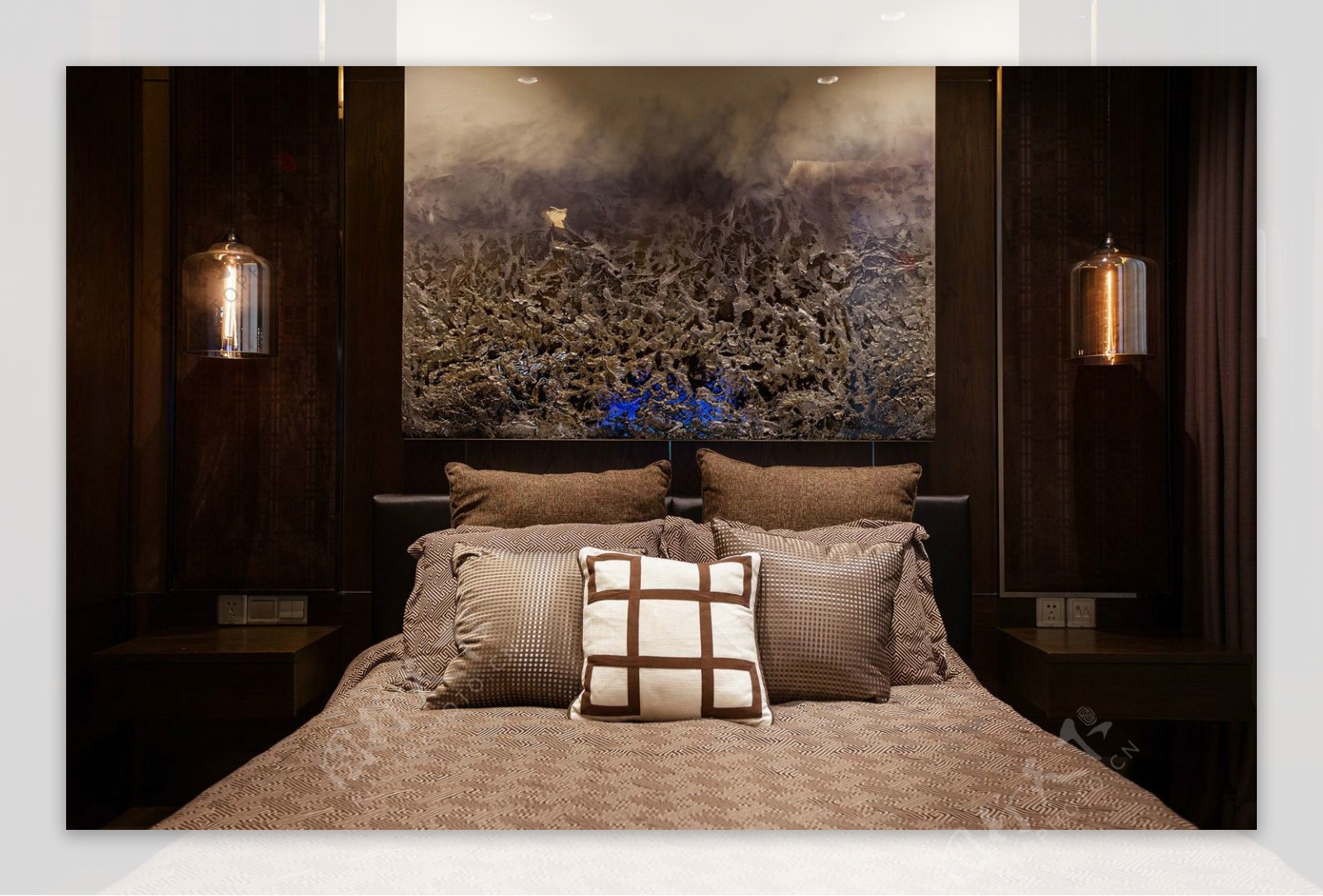 现代沉稳卧室深褐色背景墙室内装修效果图