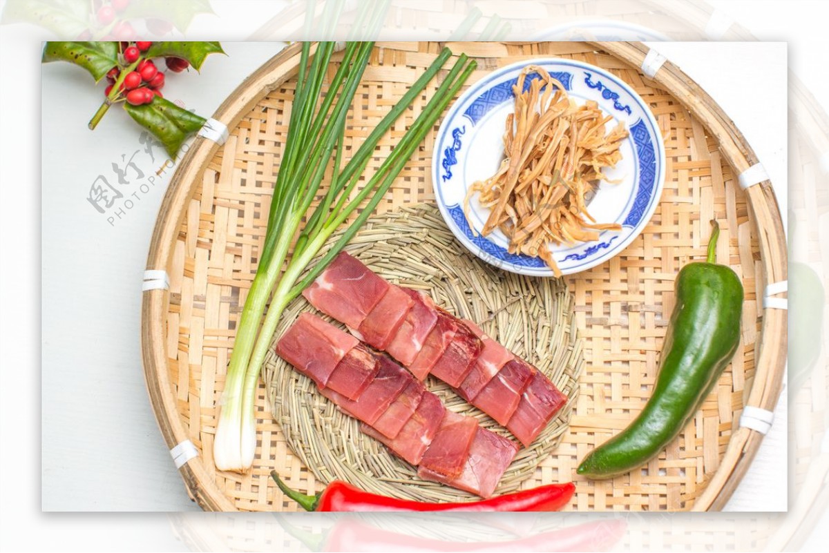 竹篮里的肉类和蔬菜