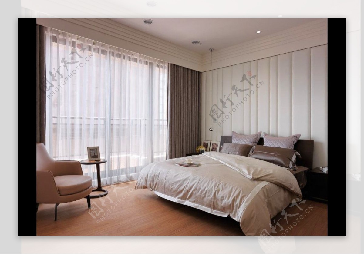 现代温柔卧室白色背景墙室内装修效果图