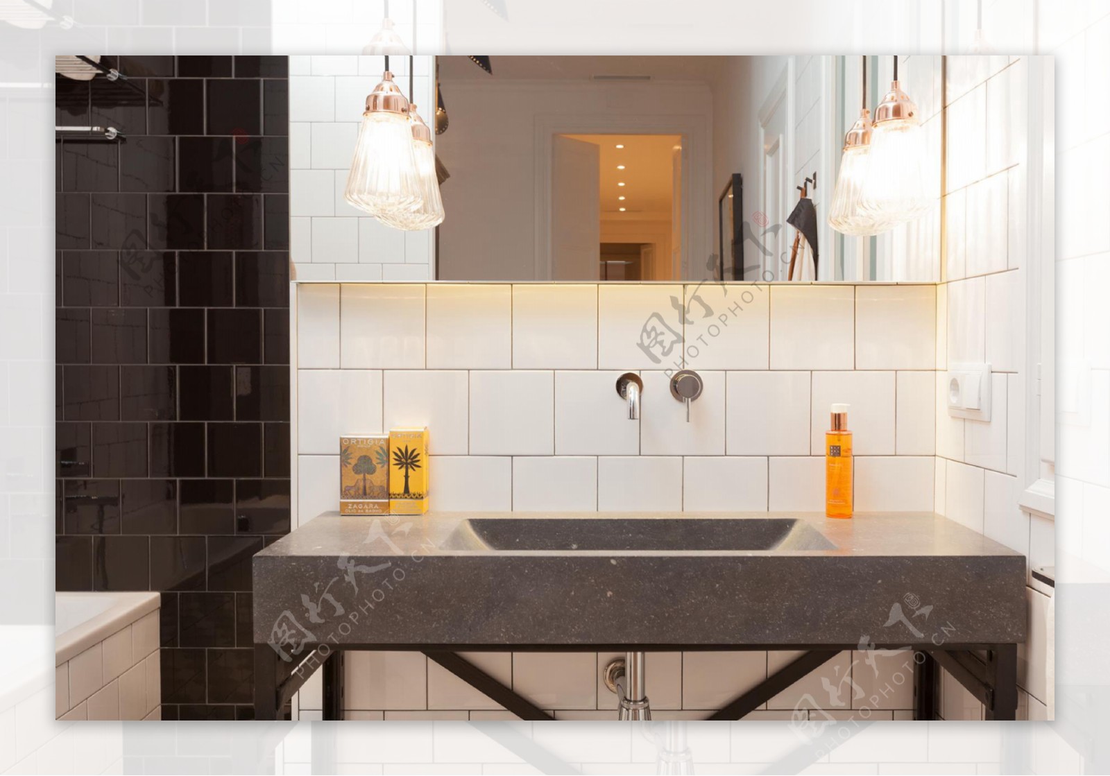 现代时尚卫生间瓷砖洗手台室内装修效果图
