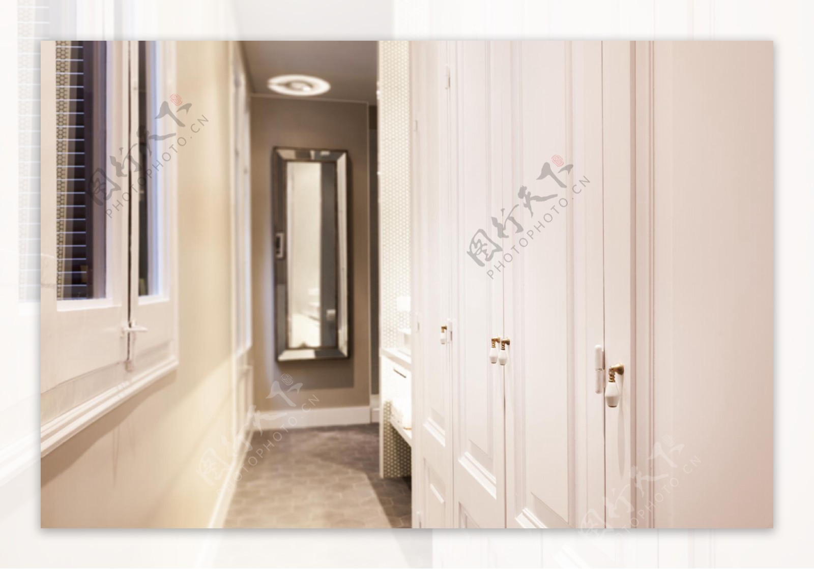 现代时尚客厅走廊白色门室内装修效果图