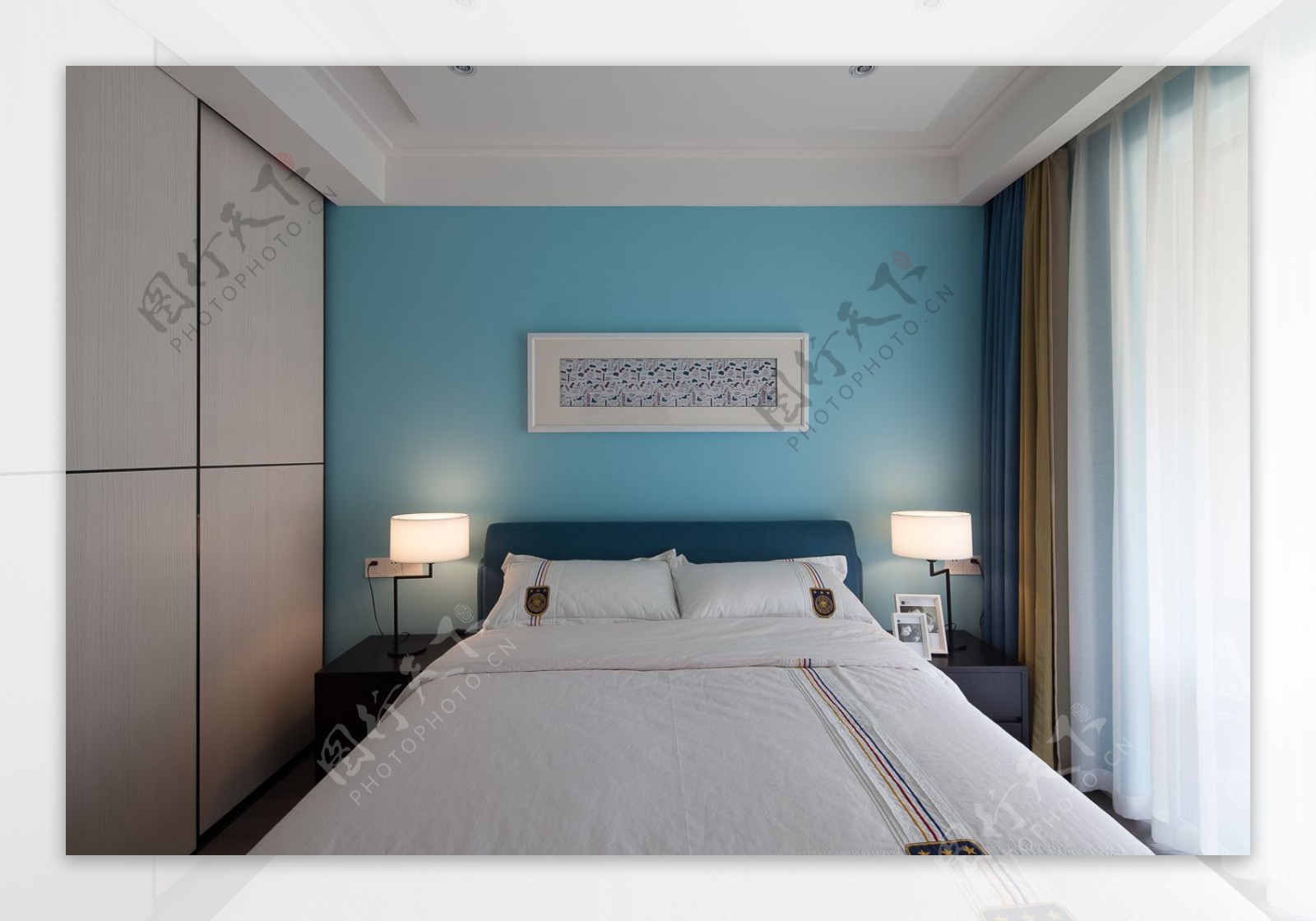 现代清新卧室亮蓝色背景墙室内装修效果图