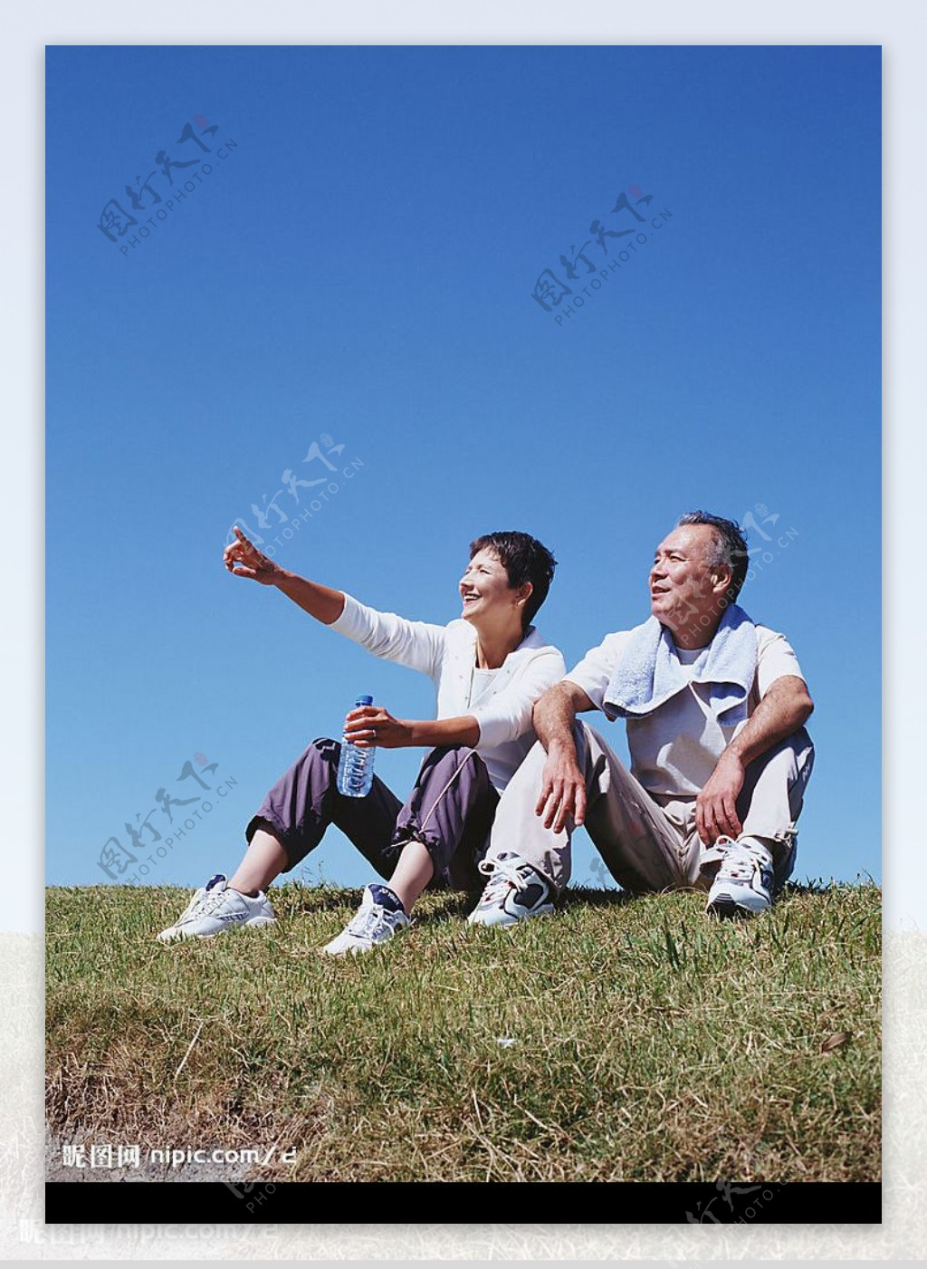 坐在草地上的老人夫妻