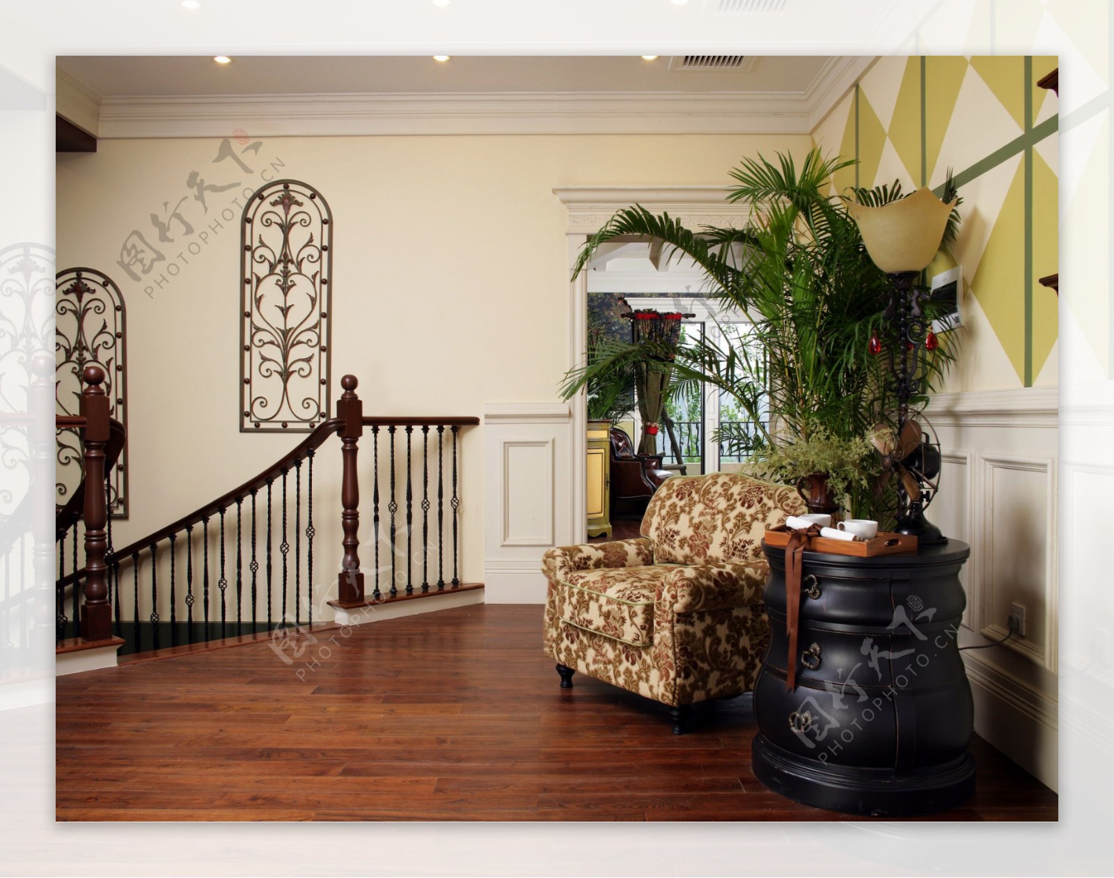 美式复式客厅楼梯入口装修效果图