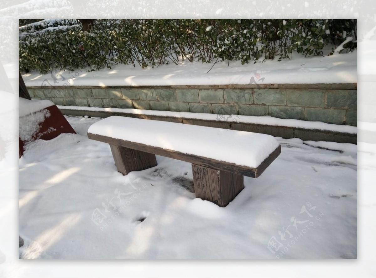 雪天公园凳子