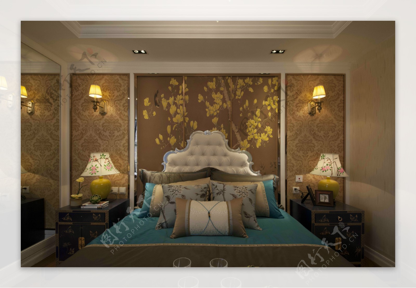 美式卧室床头花纹背景装修效果图