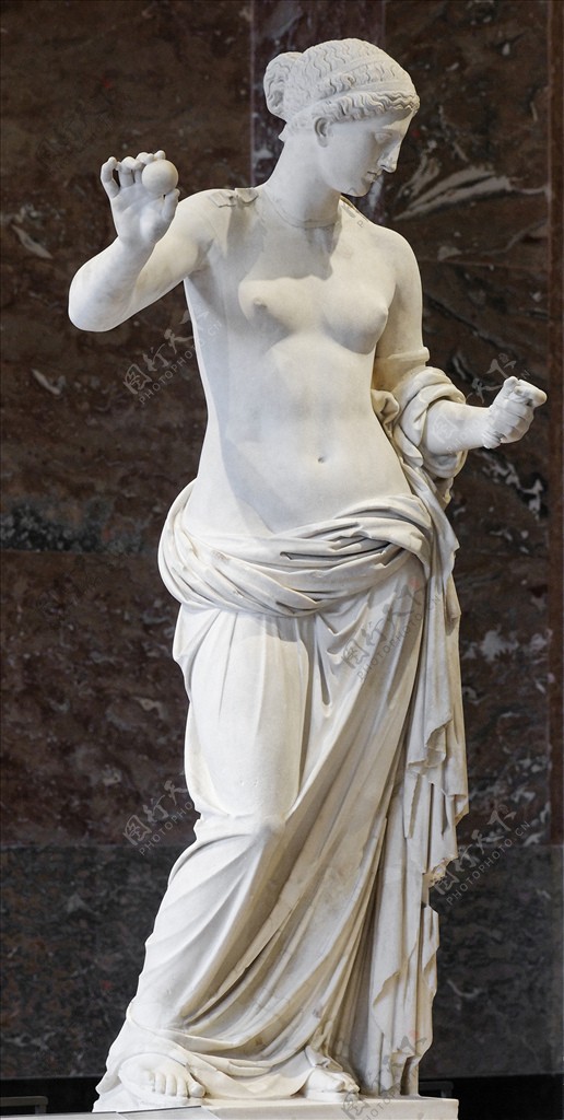赤裸上身女性雕塑