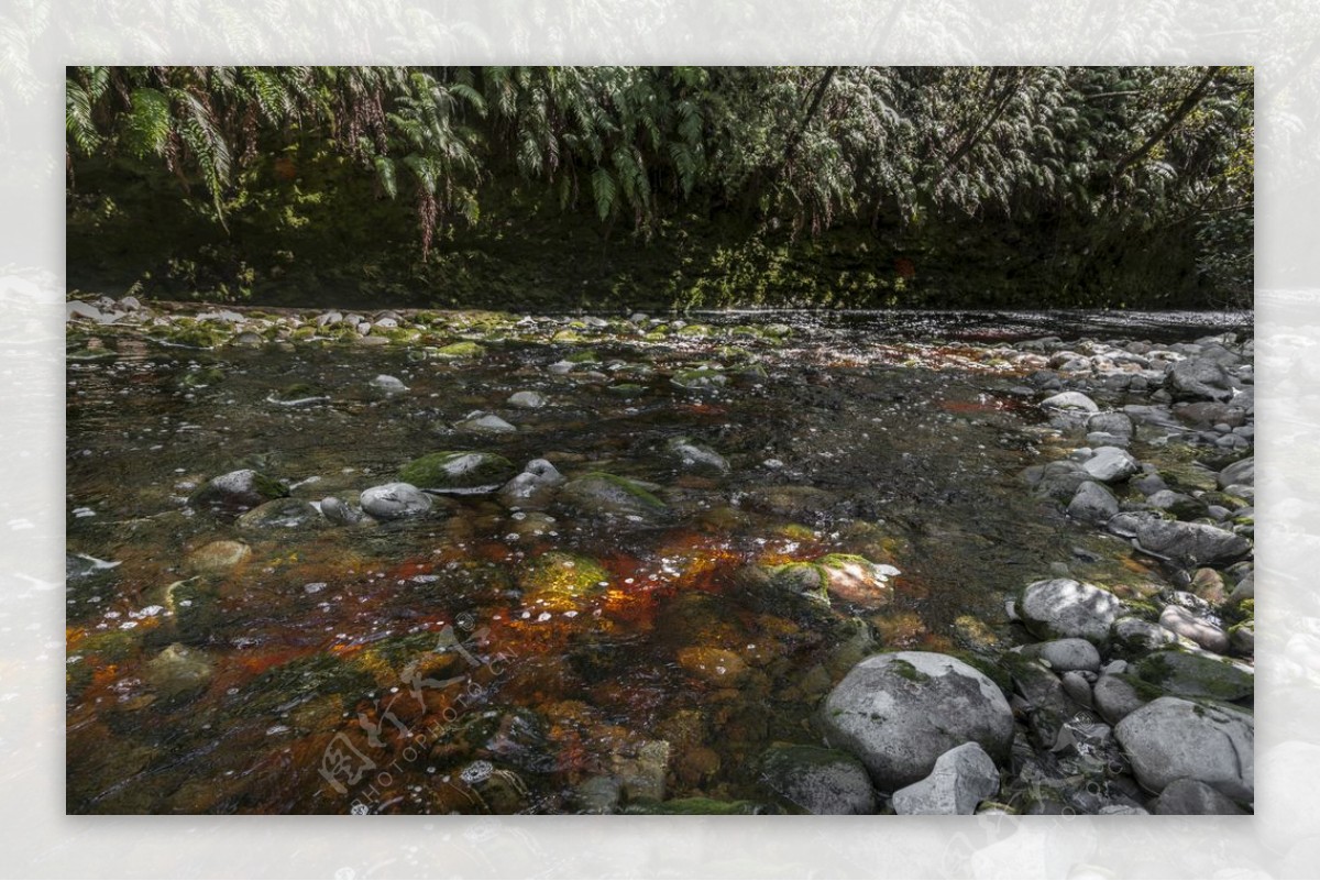 岩石海浪水面山泉鹅卵石