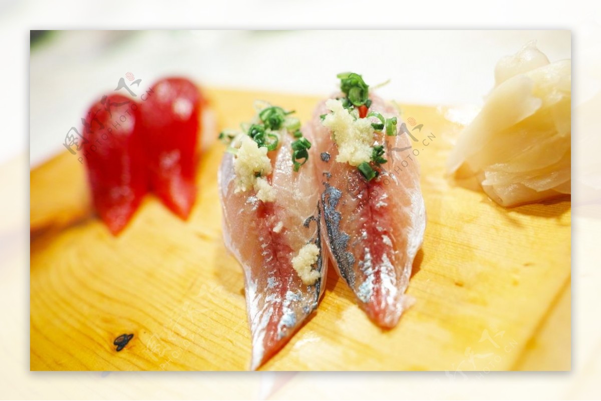 新鲜美味三纹鱼寿司