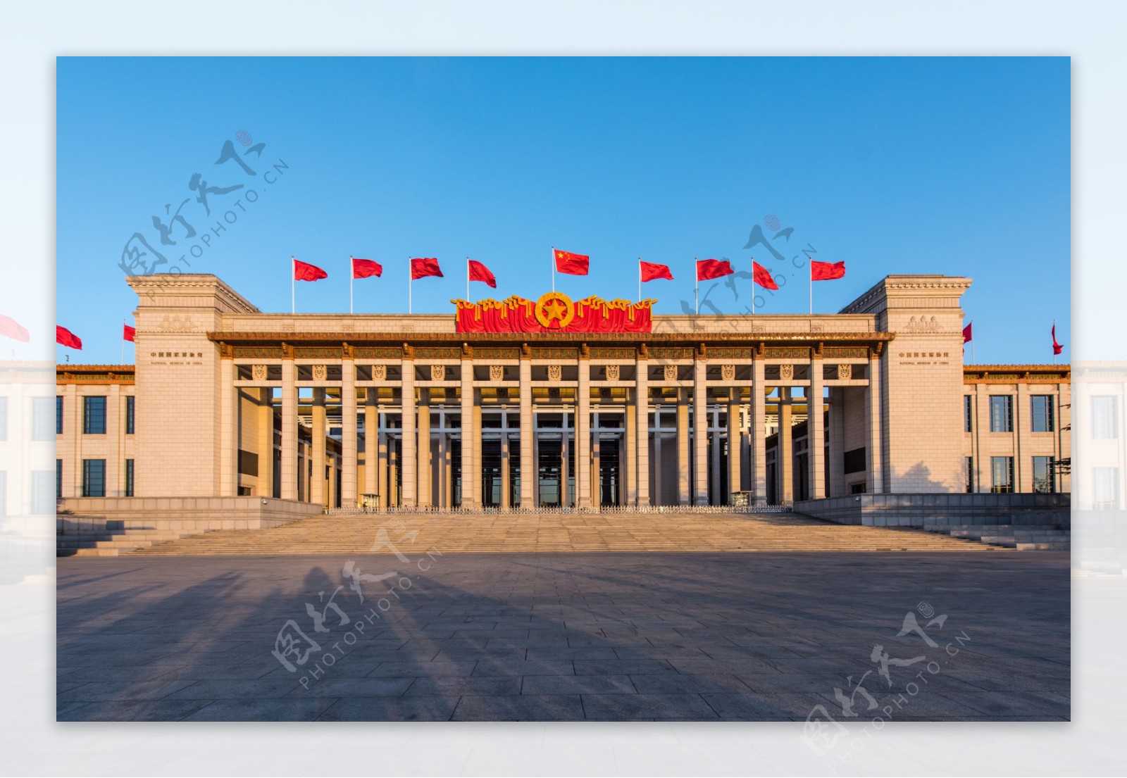 金秋十月红旗招展的中国国家博物