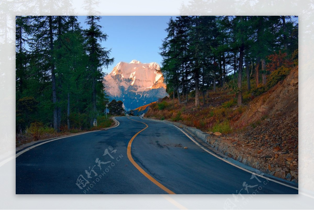 夕阳下的乡村道路