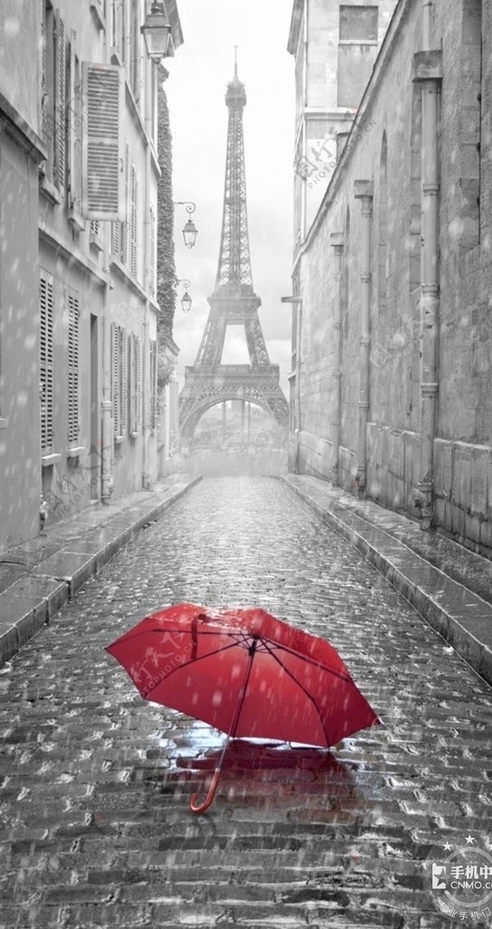 巴黎铁塔前的红伞