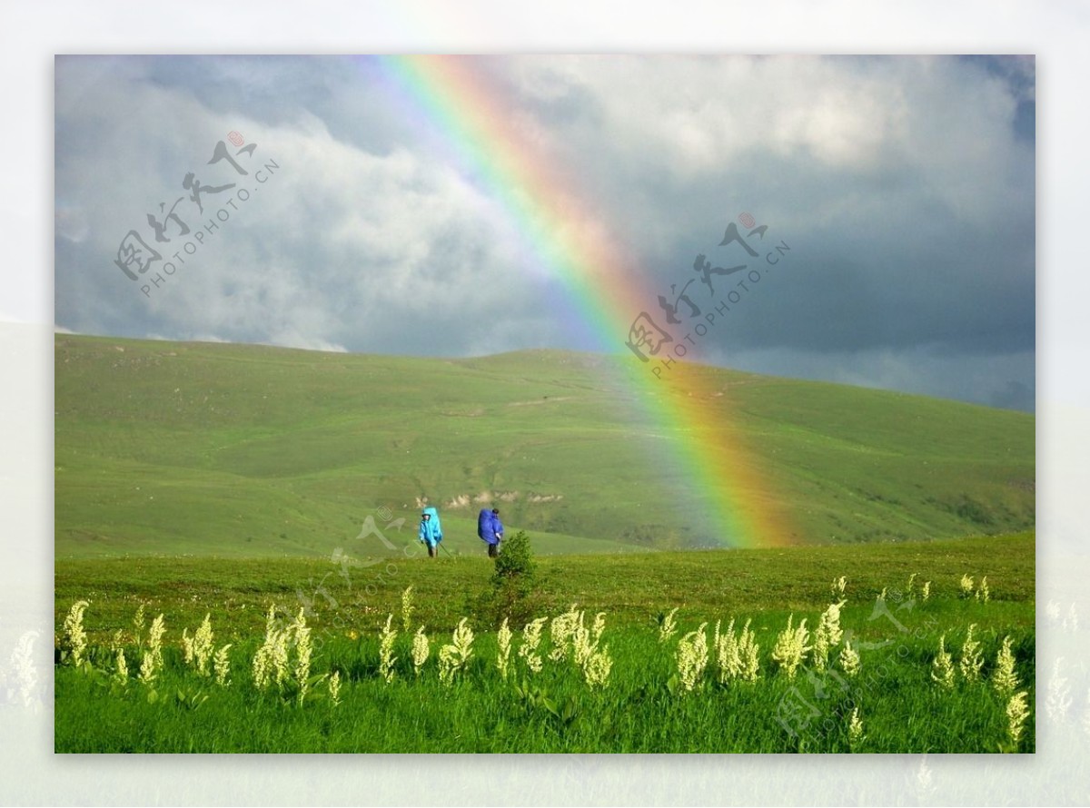 草原上的彩虹美景