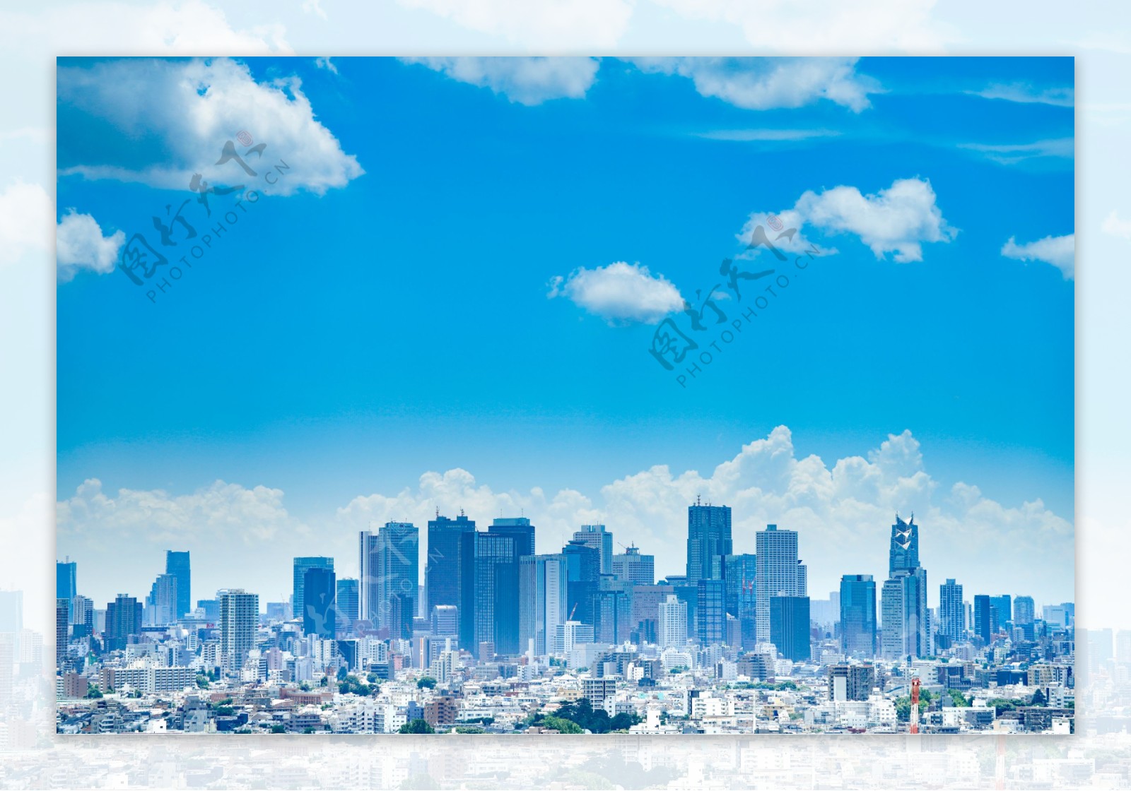 蓝天白云下的城市风景