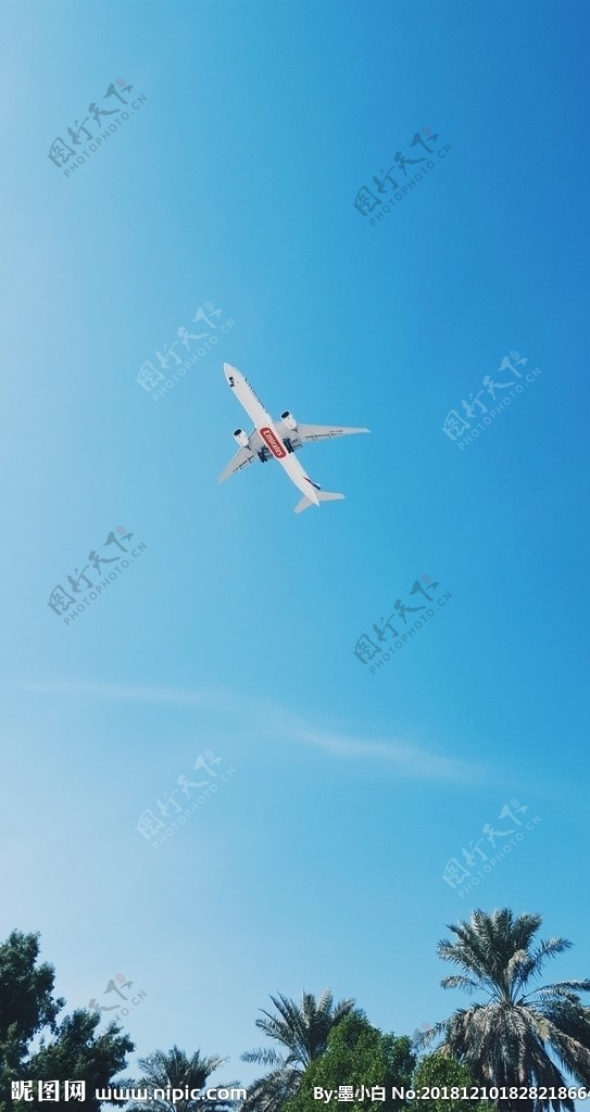 飞机越过天空