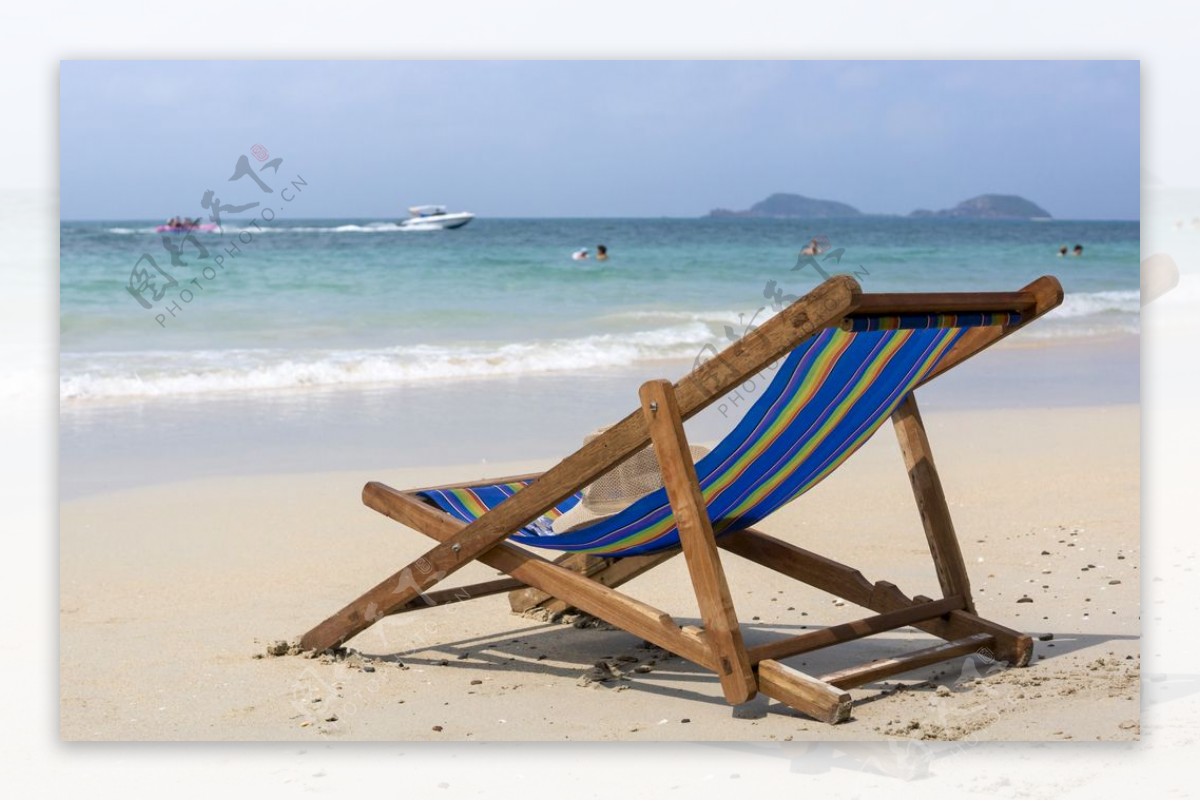 夏日沙滩上的躺椅