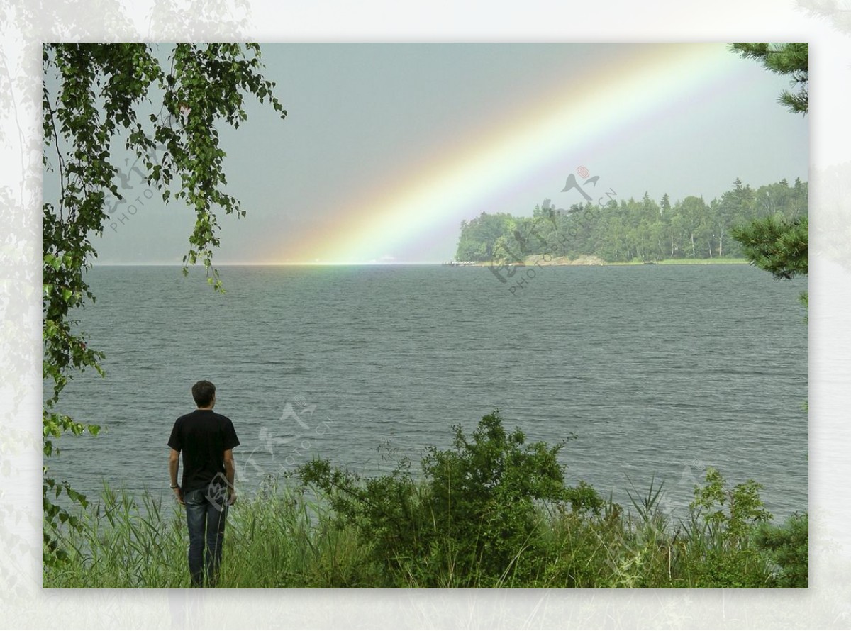 湖边雨后彩虹
