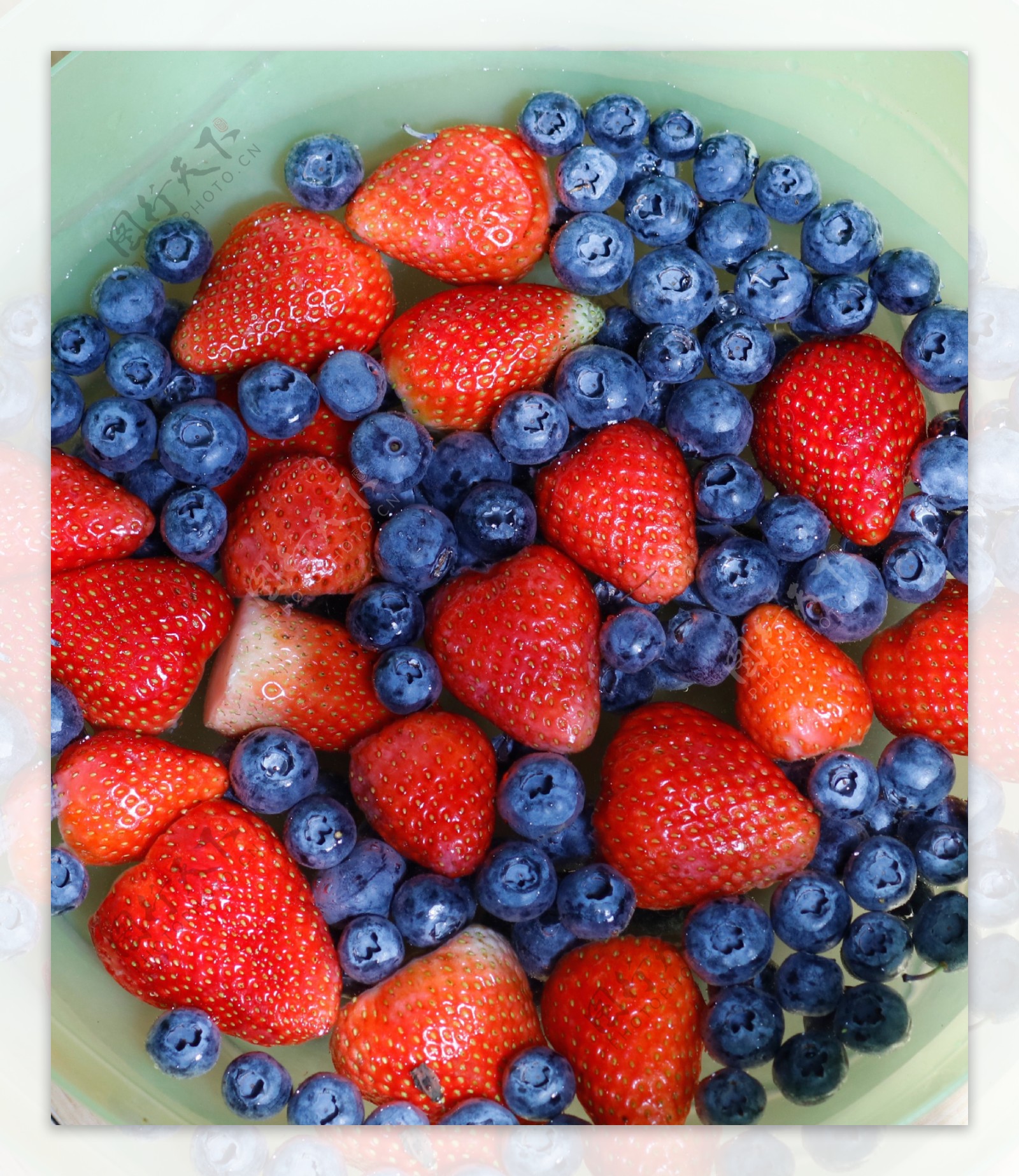 放在一起的的蓝莓和草莓