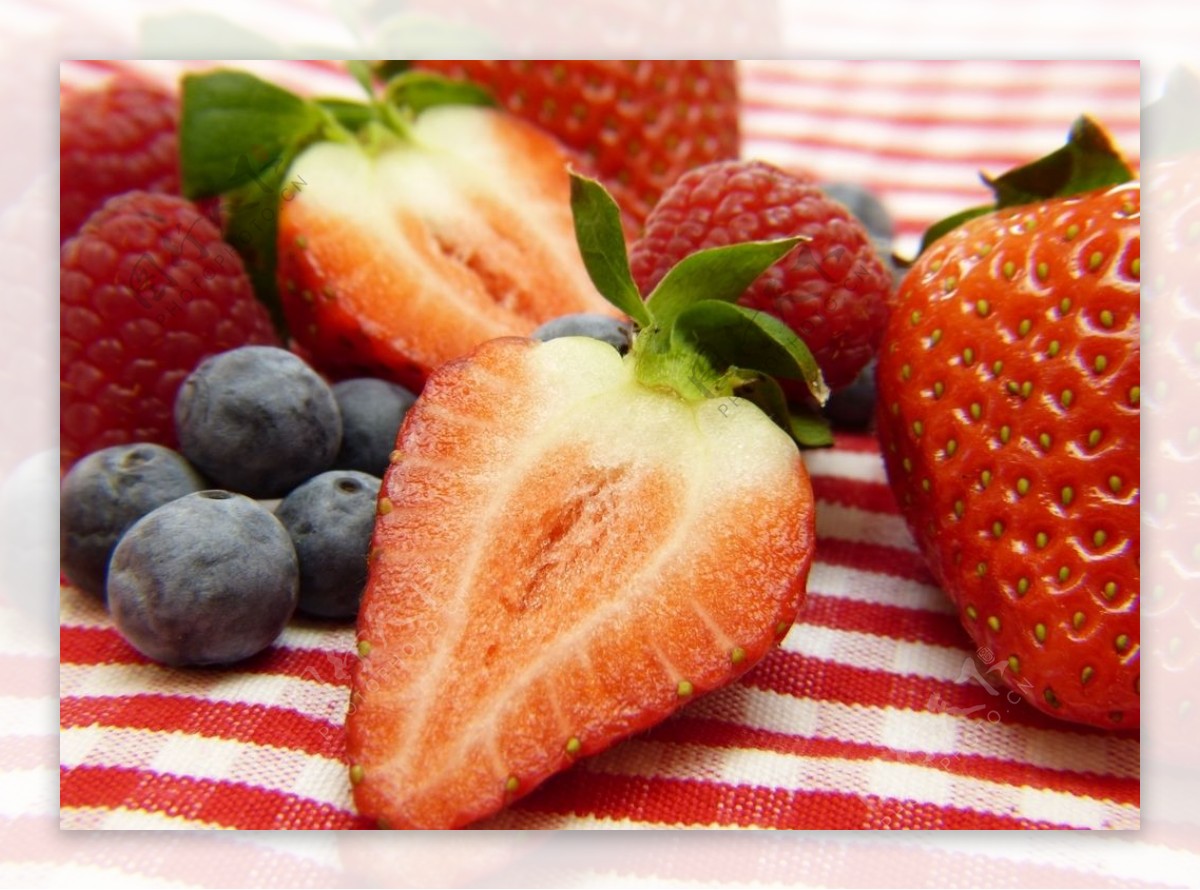 放在一起的蓝莓和草莓