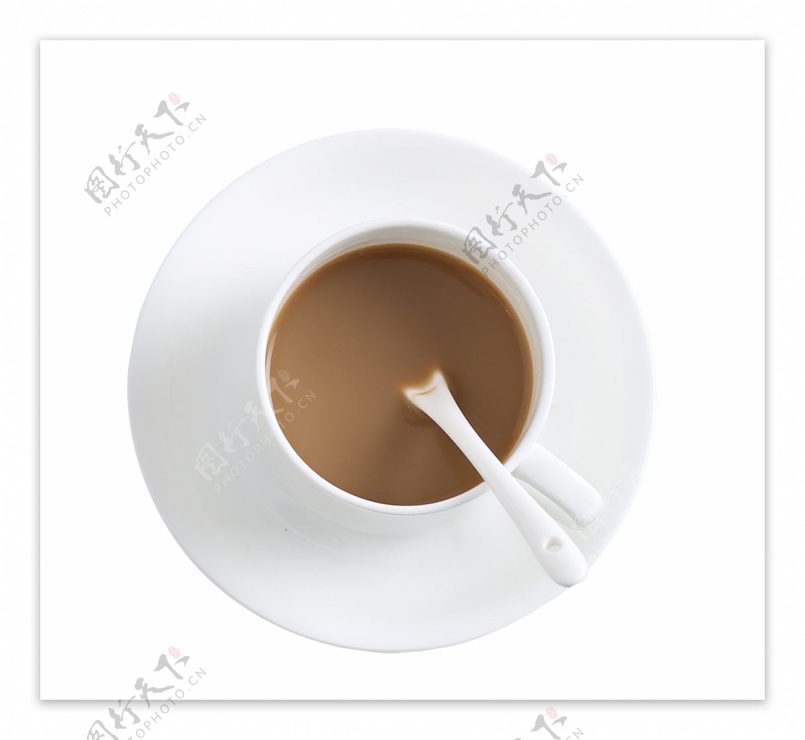 白色盘子里的咖啡奶茶
