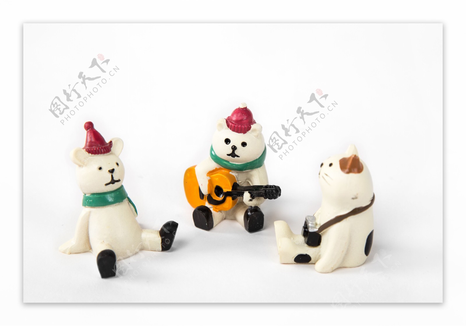 白色抱吉他的小熊陶瓷玩偶实物图摄影图