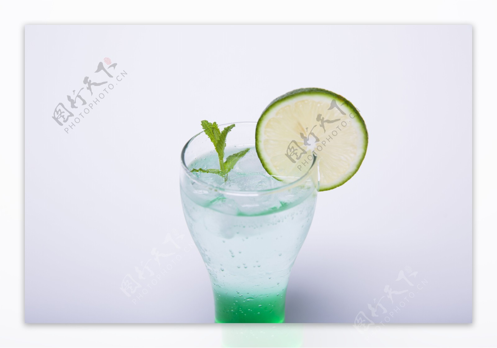 玻璃杯绿色柠檬气泡饮品